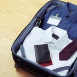 Hemden und Krawatte im Koffer