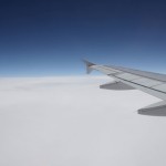 Tragfläche eines Flugzeugs vor Horizont