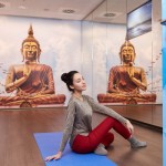 Frau im Yoga-Raum am Flughafen Frankfurt