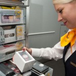 Lufthansa-Flugbegleiterin mit Produkten aus dem "World Shop"