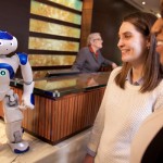 Gäste mit IBM-Roboter "Connie" an Rezeption