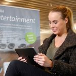 Frau mit Tablet testet das FRA Entertainment am Fraport