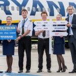 Ryanair Mitarbeiter mit Schildern der neuen Strecken ab Berlin-Schönefeld