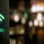 WiFi-Schild bei Nacht