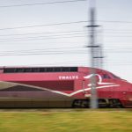 Roter Hochgeschwindigkeitszug der Firma Thalys