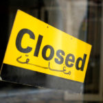 "Closed"-Schild mit arabischen Schriftzeichen