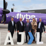 Glückliches Team: Flybe-Erstflug von Hannover nach Lyon. Foto: Flughafen Hannover
