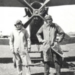 Piloten vor Propellermaschine