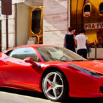 Sportwagen parkt vor Geschäft in Mailand
