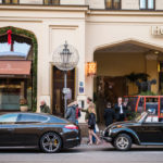 Autos parken vor Hotel Vier Jahreszeiten in München