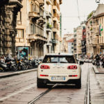 Mini von Drive Now auf Straße in Mailand