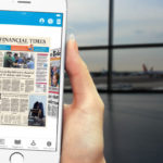 Frauenhand mit Smartphone, auf dem KLM Media App angezeigt wird