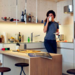 Frau in der Küche eines Serviced Apartments im Soulmade bei München