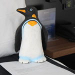 Rückkehr eines Pinguins: Der verlorene Deko-Gegenstand kehrte nach 15 Jahren zurück ins heimische Hotel. Foto: The Rezidor Hotel Group