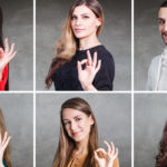 Sechs Menschen zeigen das gleiche Handzeichen