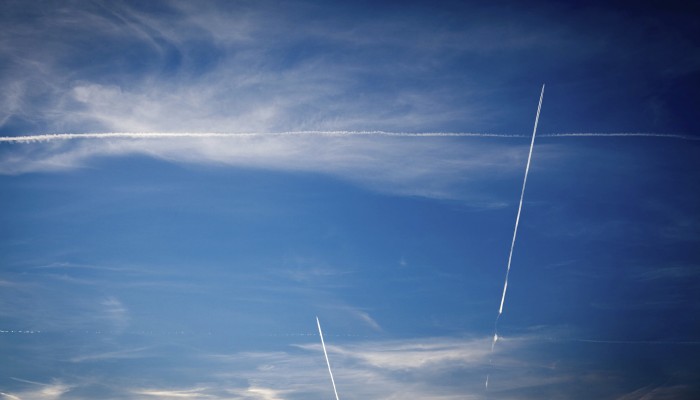 Himmel mit Kondensstreifen. Foto: Thinkstock