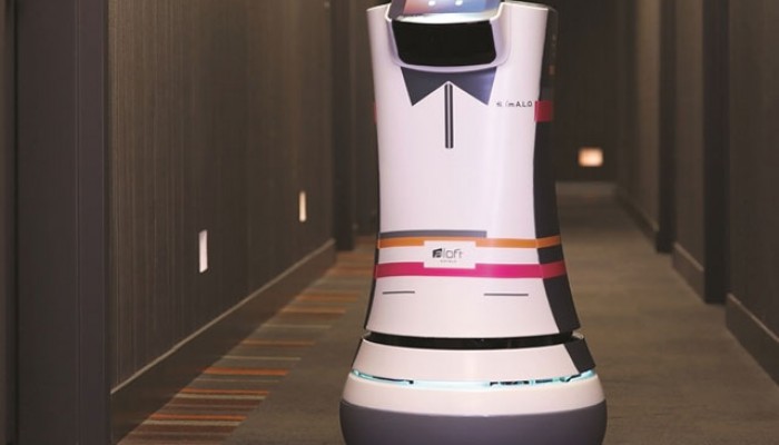 Roboter-Butler auf Hotelflur