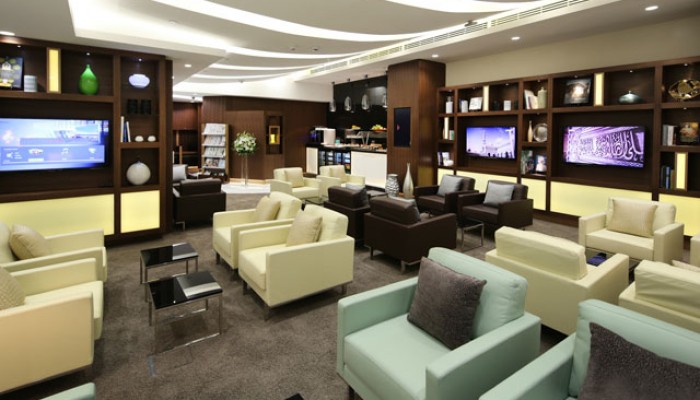 Blick in die Arrival Lounge von Etihad Airways am Abu Dhabi International Airport