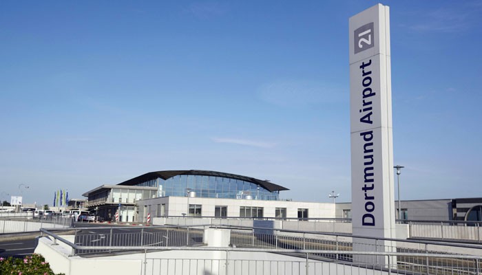 Blick auf Flughafengebäude Dortmund