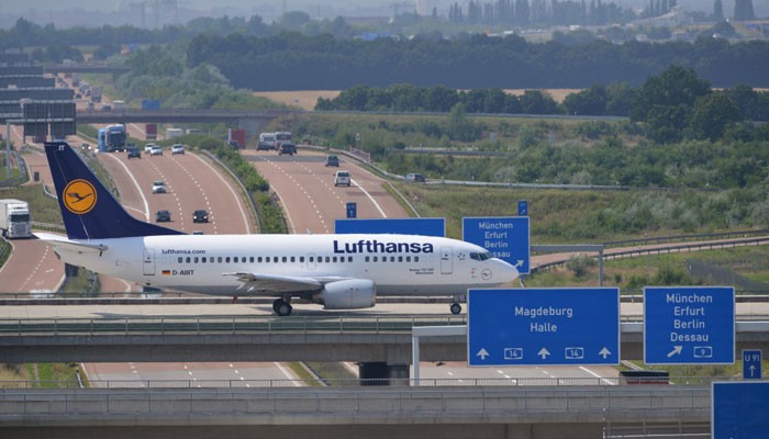 Lufthansa-Maschine auf Rollbrücke West