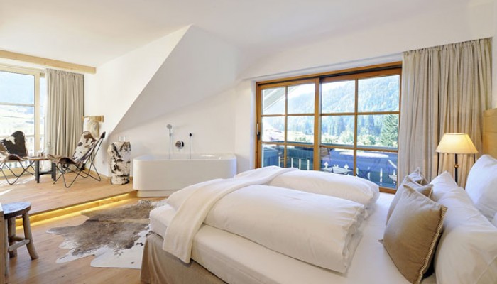 Blick in ein Zimmer des Hotel Hubertus Alpin Lodge & Spa