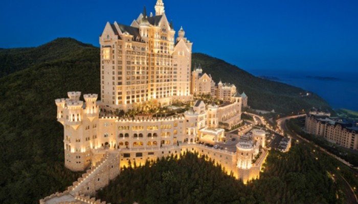 Blick auf das beleuchtete Castle Hotel auf dem Lotus-Berg