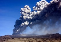 Vulkan Eyjafjallajökull auf Island mit Aschewolke