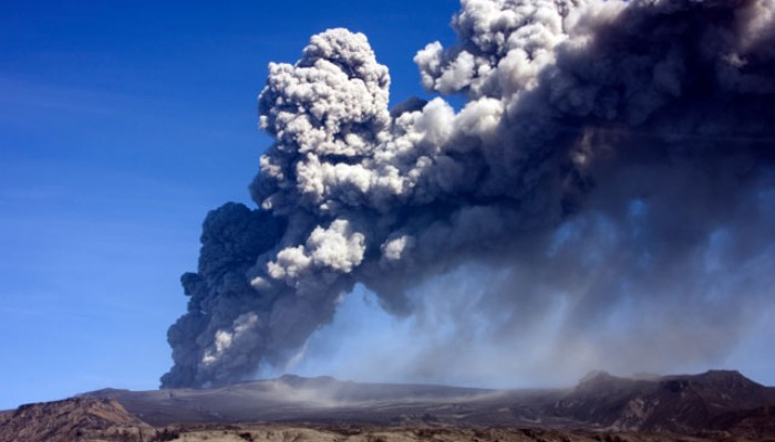 Vulkan Eyjafjallajökull auf Island mit Aschewolke