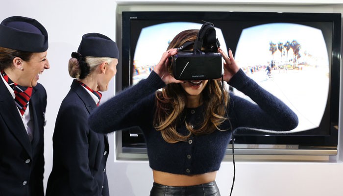 Nicole Scherzinger mit Oculus Rift