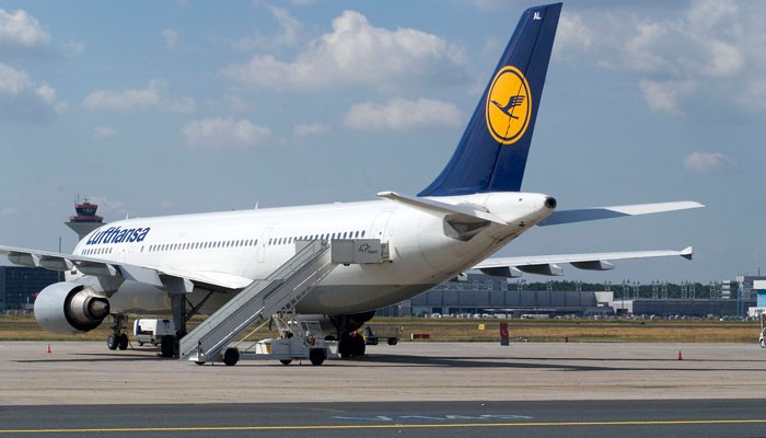 Maschine der Lufthansa auf der Rollbahn am Flughafen Frankfurt