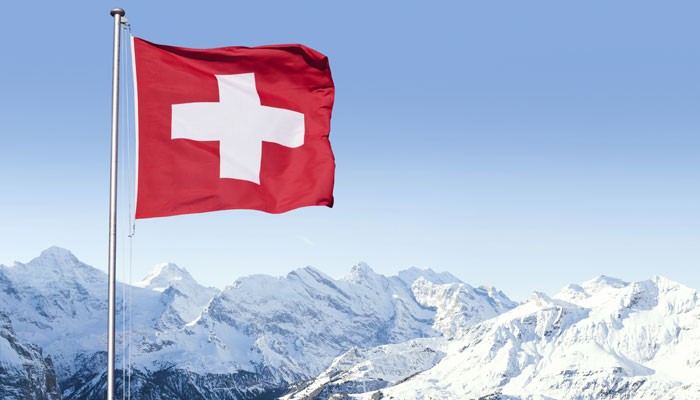 Schweizer Berge und Landesflagge