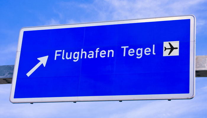 Autobahnschild Flughafen Berlin Tegel