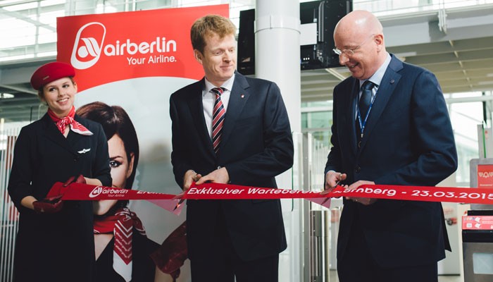 Götz Ahmelmann, Chief Commercial Officer (CCO) bei Airberlin (Mitte) und Jan C. Bruns, Prokurist der Flughafen GmbH und Leiter Aviation (rechts) bei der Eröffnung des Wartebereichs am Flughafen Nürnberg.