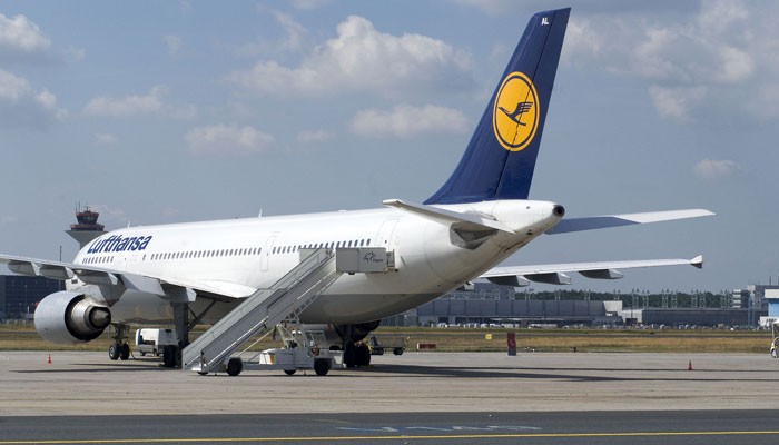Lufthansa-Maschine auf der Rollbahn am Flughafen Frankfurt