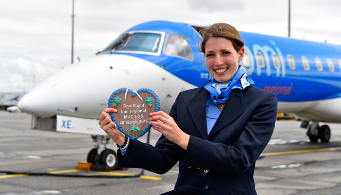Stewardess der bmi mit Lebkuchenherz am Flughafen München
