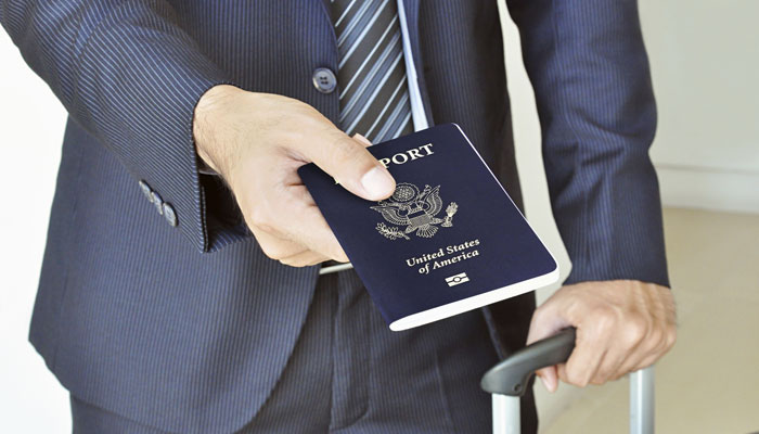Geschäftsmann mit amerikanischem Reisepass