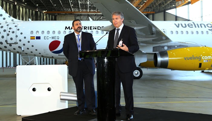 Alex Cruz, Präsident und CEO von Vueling (links) und Xavier Orriols, South West Europe President, PepsiCo