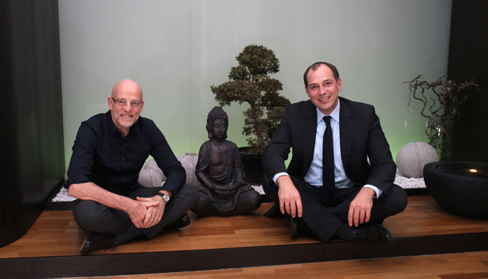 Dr. med. Ulrich Bauhofer (links) und Tim Düysen, Direktor Marketing & Kommunikation Derag Livinghotels