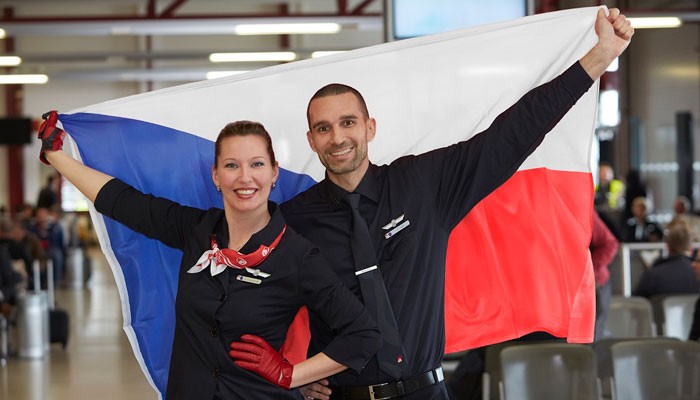 Roxana Rosenlöcher und Christof Lutz, beide Flugbegleiter bei Airberlin mit tschechischer Flagge