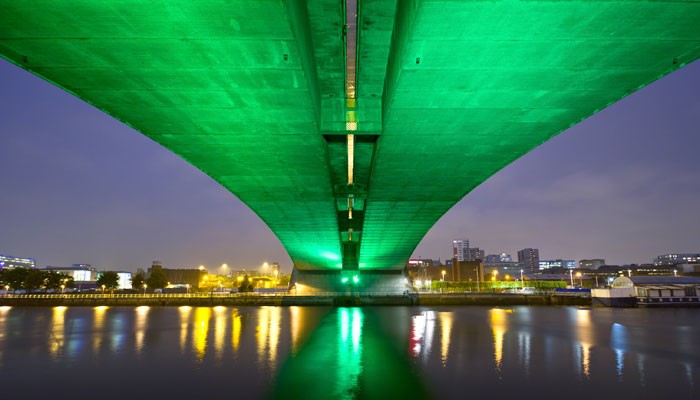 Grün erleuchtete Kingston Bridge in Glasgow