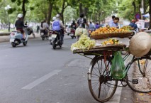 Fahrrad mit Früchten auf einer Straße in Vietnam