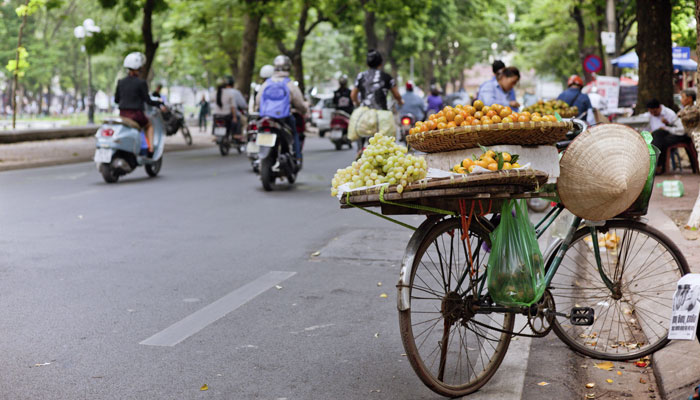 Fahrrad mit Früchten auf einer Straße in Vietnam