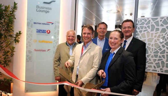 Team des Salzburger Flughafens bei der Eröffnung der neuen Business Lounge