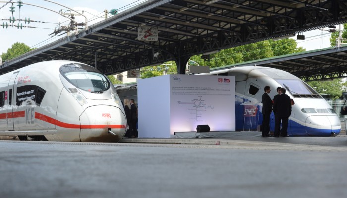 Der neue ICE 3 und der TGV Euroduplex warten auf ihren Einsatz.