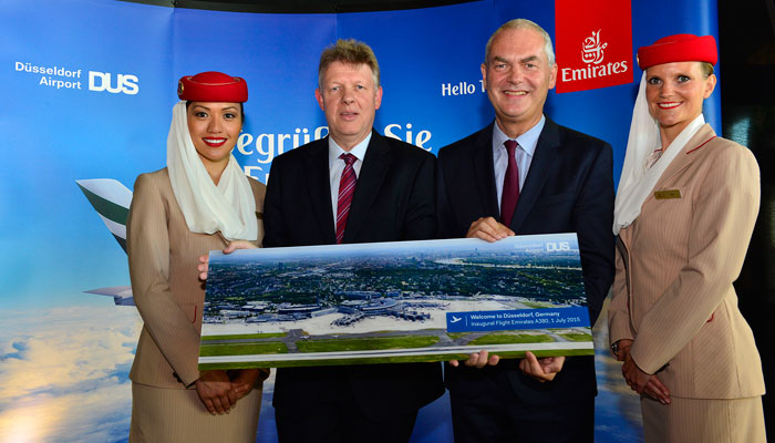 Austausch der Gastgeschenke anlässlich der Emirates A380-Erstlandung. Von links nach rechts: Dr. Ludger Dohm, Sprecher der Geschäftsführung des Düsseldorfer Flughafens; Thierry Antinori, Emirates Executive Vice President und Chief Commercial Officer.