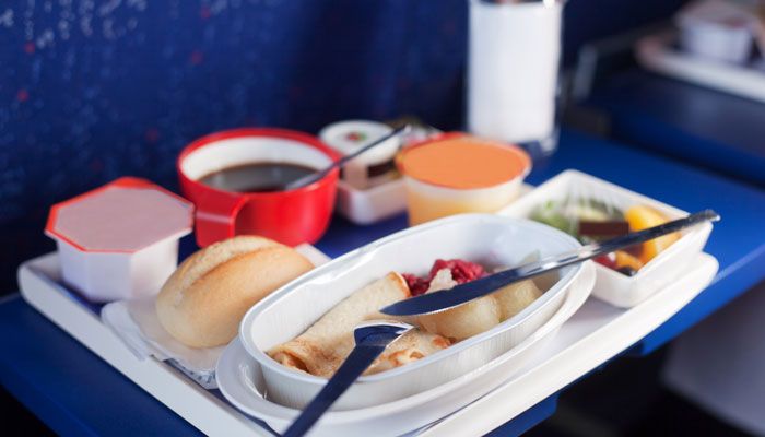 Essen auf Tablett im Flugzeug