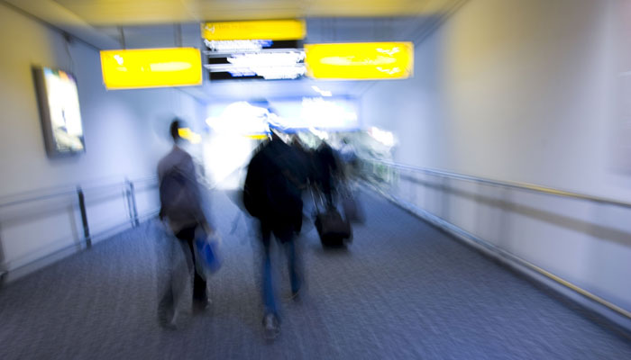 Unscharfes Foto Passagiere am Flughafen