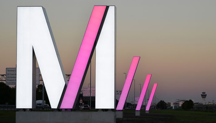 Erleuchtetes "M" am Flughafen München