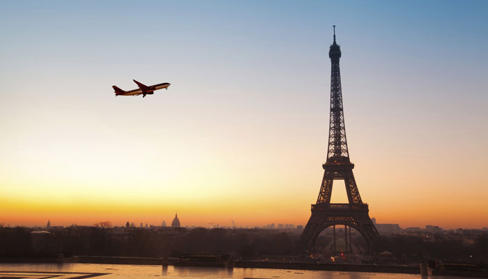 Eiffelturm mit Flugzeug