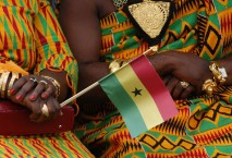 Afrikanerinnen mit Ghana-Flagge